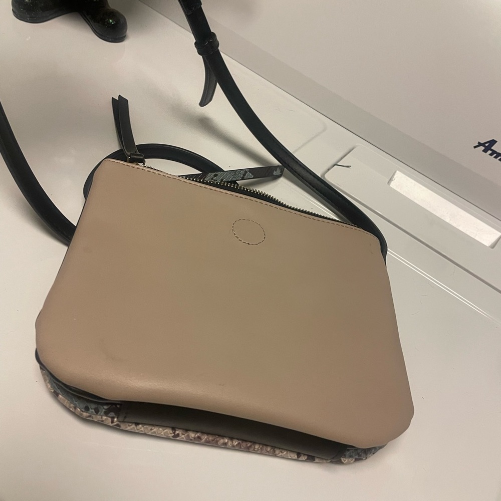 Moda luxe purse that has interchangeable stule.  Magnetic never used.
